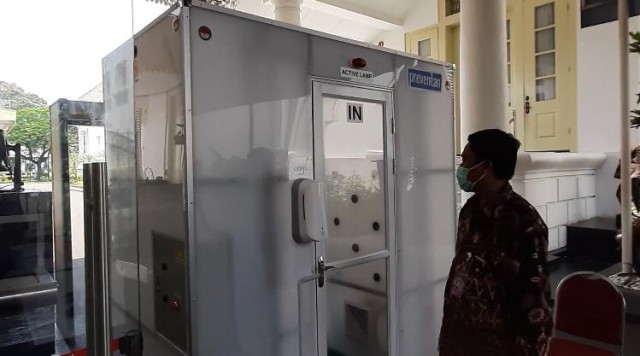 Di Indonesia Bilik Disinfektan Cuma Ada di Istana, Di Vietnam Semua Bisa Pakai