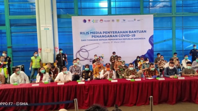 Seremoni Penyerahan Bantuan Alat Kesehatan dari China Abaikan Social Distancing