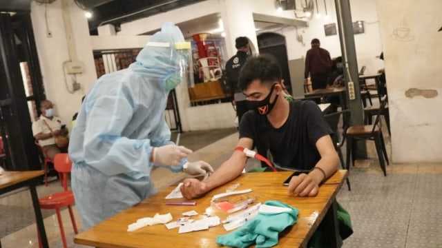 Rapid Test Sasar Pengunjung Warkop di Surabaya, 2 Orang Kedapatan Positif Corona