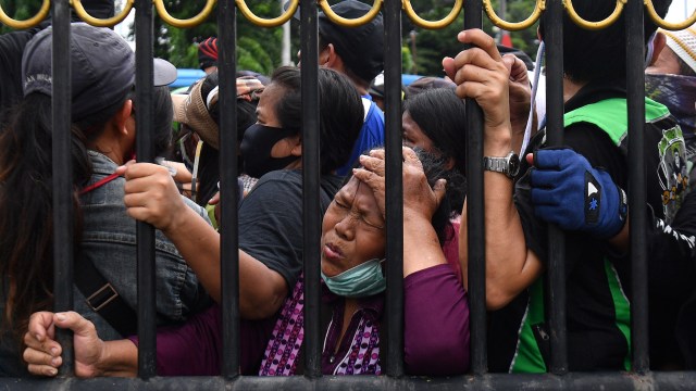 Demi Nasi Kotak, Antrian Warga di Kogabwilhan TNI Membeludak