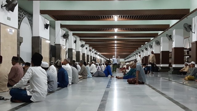 Masjid Sunan Ampel Surabaya Tetap Gelar Salat Tarawih, Saf Masih Rapat