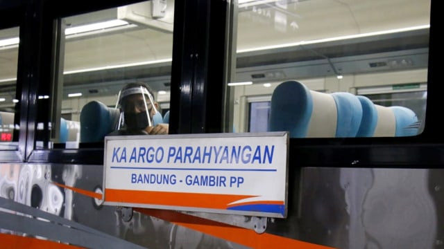 Luhut Pastikan KA Argo Parahyangan Ditutup saat Ada Kereta Cepat