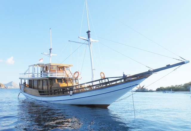 menikmati-alam-labuan-bajo-dengan-live-on-board