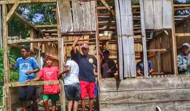 Beda Pilihan Politik Pilkada, Rumah Warga di Manggarai Dibongkar