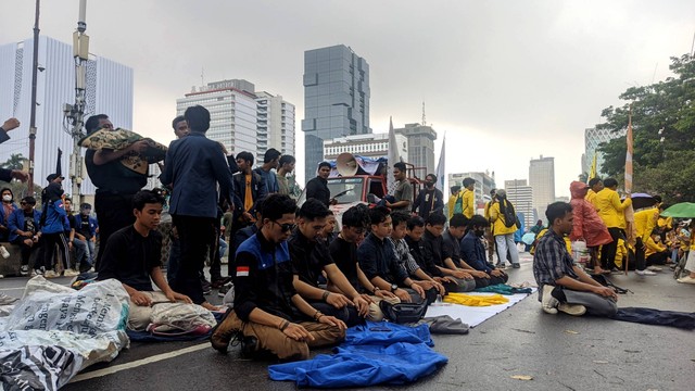 Demo BEM SI di Patung Kuda: Bobol Kawat Berduri-Ditemui Tenaga Ahli KSP