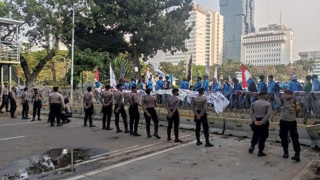Demo BEM SI di Patung Kuda: Bobol Kawat Berduri-Ditemui Tenaga Ahli KSP