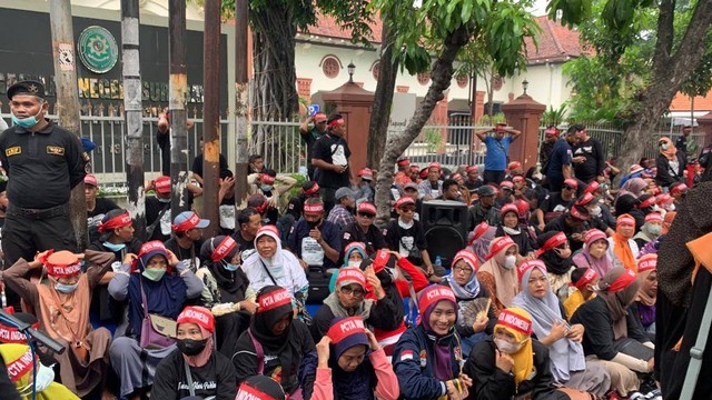 Jelang Vonis, Massa Pendukung Mas Bechi Unjuk Gigi di PN Surabaya