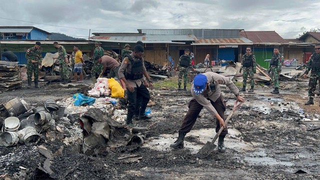 Puluhan Mobil Ratusan Kios Dirusak Massa di Papua, Pigai: Itu Luapan Diskriminasi