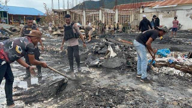 Puluhan Mobil Ratusan Kios Dirusak Massa di Papua, Pigai: Itu Luapan Diskriminasi