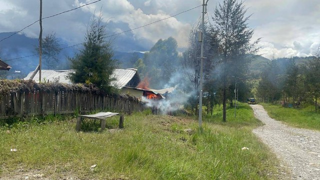 KKB-TNI Polri Baku Tembak di Ilaga Puncak, 1 Rumah Dibakar