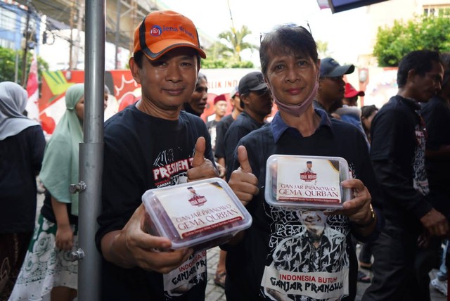 Sahabat Ganjar Bagikan Ratusan Paket Daging Kurban untuk Warga DKI dan Depok