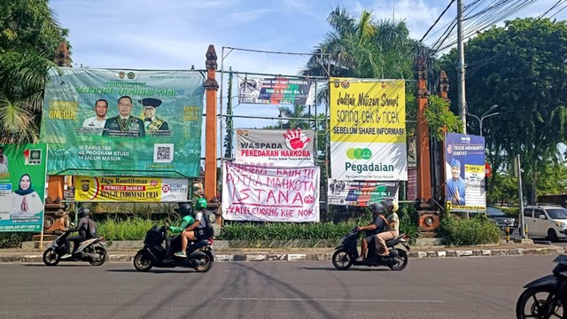 Spanduk Nyinyir Sambut Gibran di Bali: 'Selamat Datang Anak Haram Reformasi'