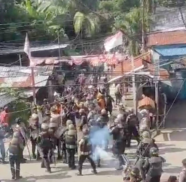 3 Polisi Tumbang Dilempar Batu Massa Demo Ricuh Tolak Militerisme Papua