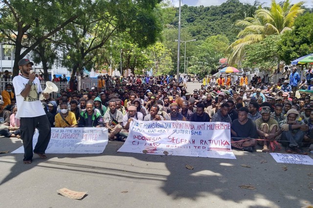 3 Polisi Tumbang Dilempar Batu Massa Demo Ricuh Tolak Militerisme Papua