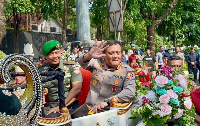 Naik Kereta Kencana Bareng Adiknya yang Jenderal TNI, Komjen Ahmad Luthfi Pamit