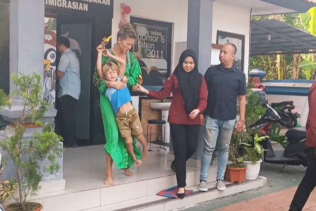 Kocong, Bocah di Ubud Keluyuran Tanpa Baju-Bawa Sabit, Dipaksa Pulang ke Ukraina