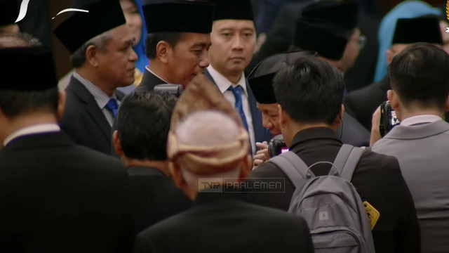Momen Prabowo Gestur 'Sungkem' ke Jokowi Usai Pidato Kenegaraan