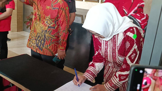Airin Berbaju Motif Merah di Markas PDIP, Siap Terima Rekomendasi dari Megawati