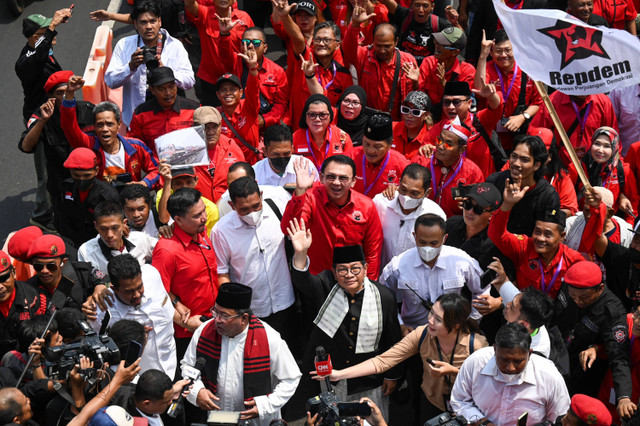 Foto: Ada Ahok di Tengah Pendaftaran Pramono-Rano di Pilgub Jakarta