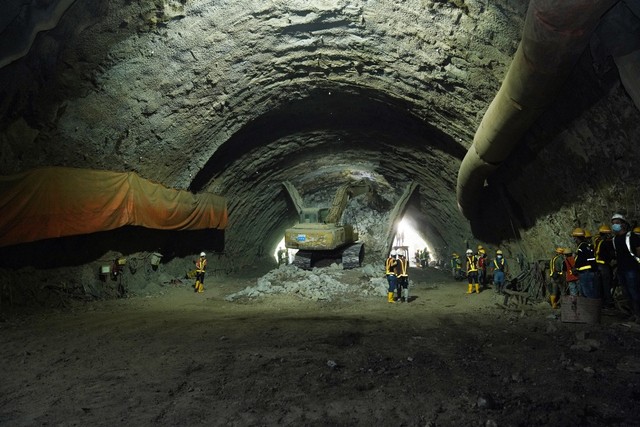 waduh-tanah-proyek-kereta-cepat-runtuh-luhut-turun-ke-lokasi