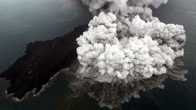 10-potret-dahsyatnya-letusan-krakatau-tahun-1883-yang-timbulkan-tsunami-raksasa