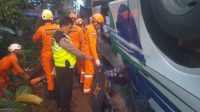Bus Kramat Djati Terjun ke Tebing 10 Meter di Bandung, 2 Orang Tewas
