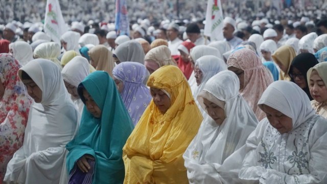 PKS Bicara Ramai soal Saf Salat Ada yang Bercampur di Kampanye Prabowo