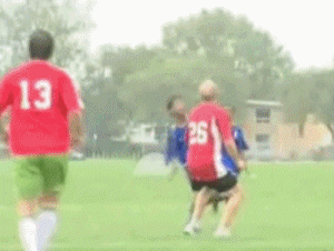 gif kejadian lucu sepakbola