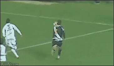 gif kejadian lucu sepakbola