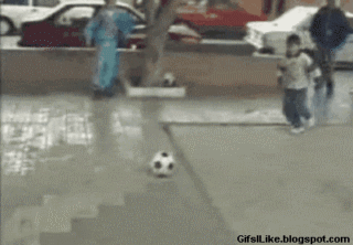 gif kejadian lucu sepakbola