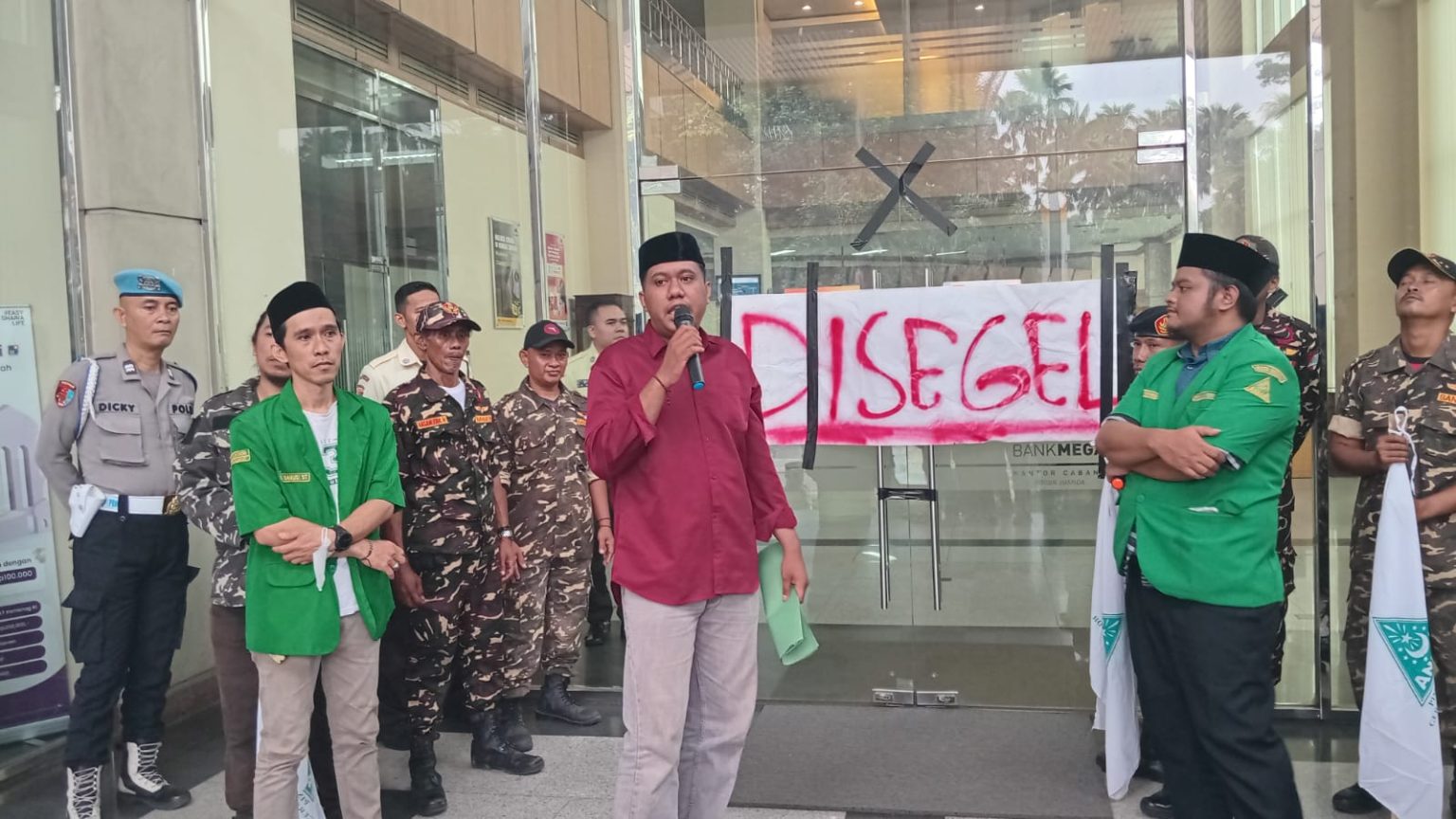 GP Ansor Kota Bogor Segel Kantor Bank Mega Jalan Juanda