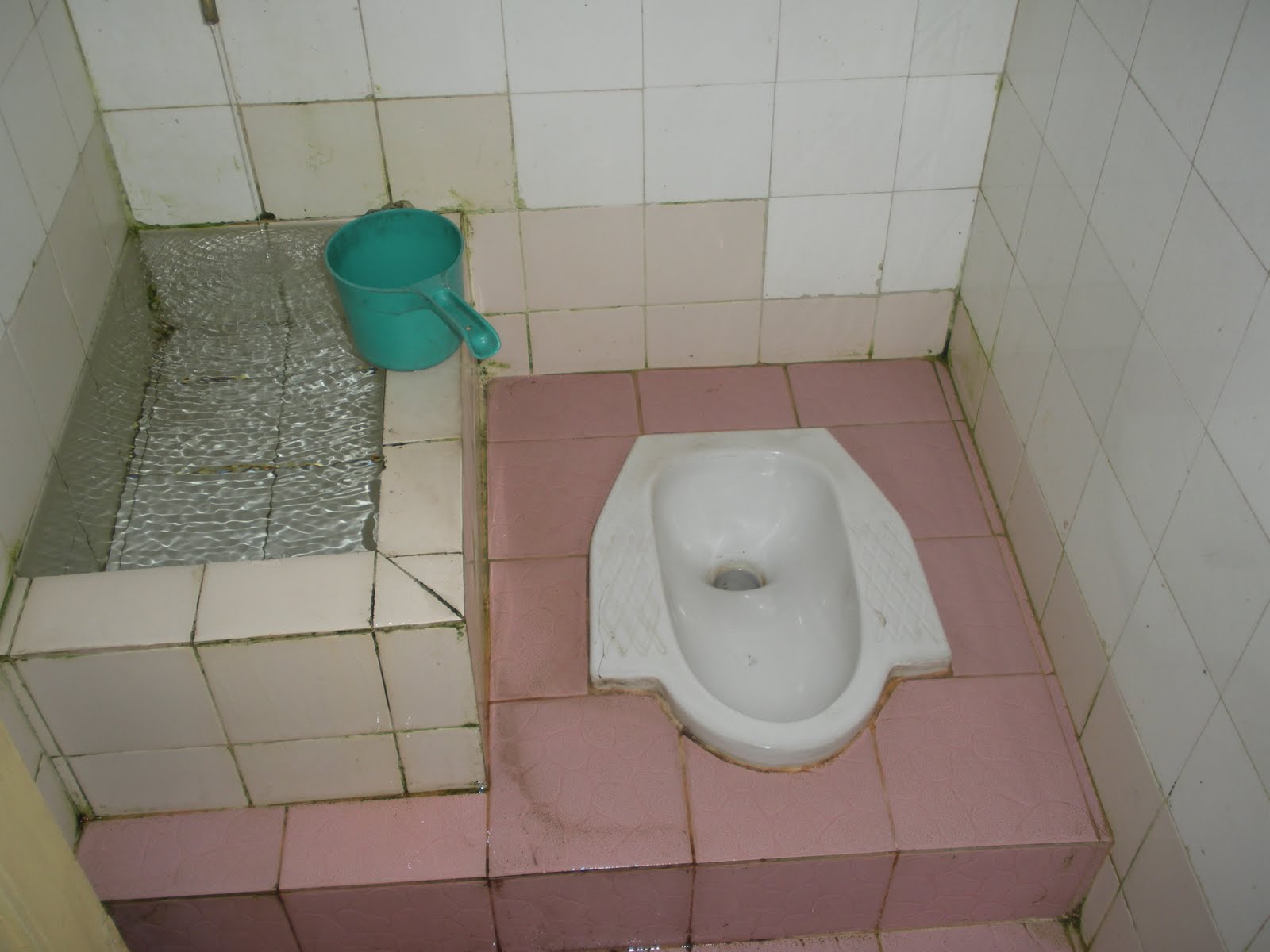 Туалет открытый мир читы. Туалет в японском стиле. Туалет jpg. Бие тувалет. Squat Toilet.