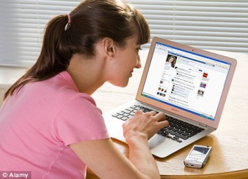 Belajar Menggunakan Media Buku Vs Internet