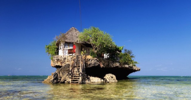 Keren ! Restoran Ini Berada di Atas Batu Karang Tengah Laut