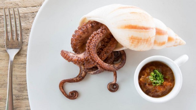 Keren ! Restoran Ini Berada di Atas Batu Karang Tengah Laut