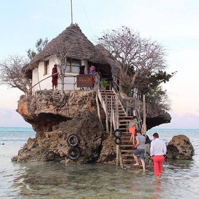 Keren ! Restoran Ini Berada di Atas Batu Karang Tengah Laut