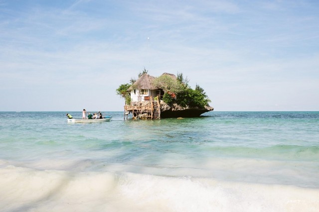 Keren ! Restoran Ini Berada di Atas Batu Karang Tengah Laut