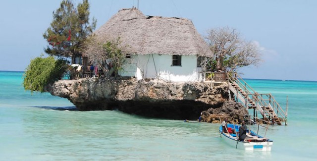 Keren ! Restoran Ini Berada di Atas Batu Karang Tengah Laut