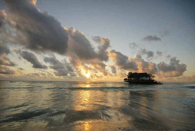 Keren ! Restoran Ini Berada di Atas Batu Karang Tengah Laut