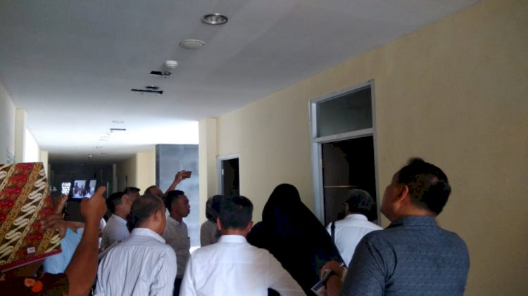 Tinjau Bangunan Asrama Haji, Hakim Pengadilan Tipikor Banyak Temukan Kejanggalan