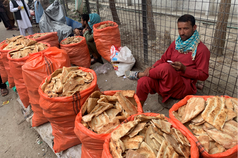 Sisa Roti Basi Buat Rakyat Afghanistan Bertahan Hidup di Bawah Taliban