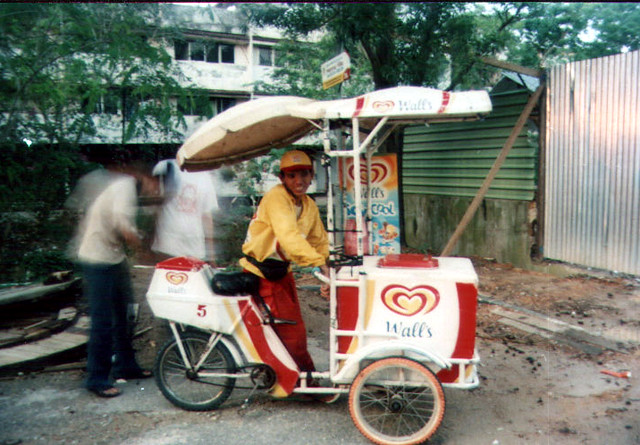 Dari Bunyinya, 100 meter sebelum melintas kita sudah bisa nebak itu motor/mobil apa