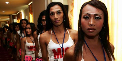 Polisi Bubarkan Acara Miss Waria di Makassar