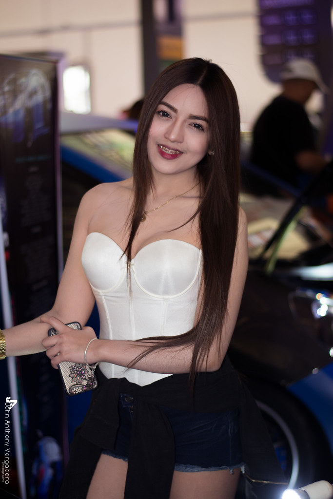 5 Pose Seksi dan Menantang Denada dalam Pakaian Serba Hitam