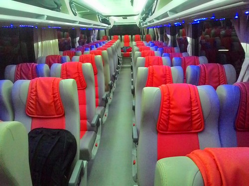 Bus Sugeng Rahayu Vs 2 Truk, 2 Tewas, 7 Terluka 