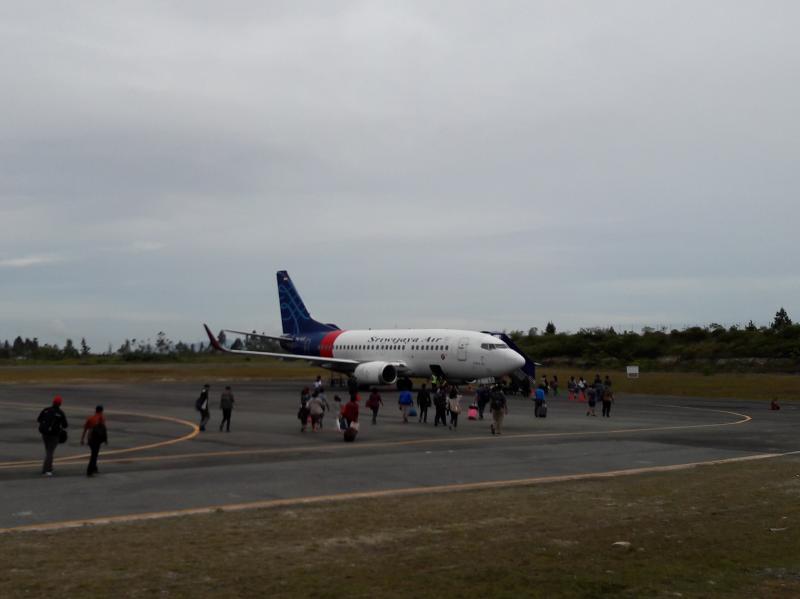 Inilah Rasanya Naik Pesawat dari BANDARA SILANGIT, Kampung Halamanku