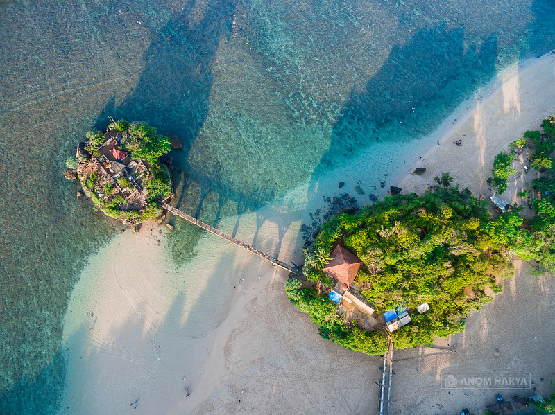 pura tersembunyi di pantai balekambang(malang)