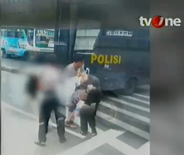 KORBAN TABRAK LARI BUS POLISI SEORANG SISWI MENINGGAL