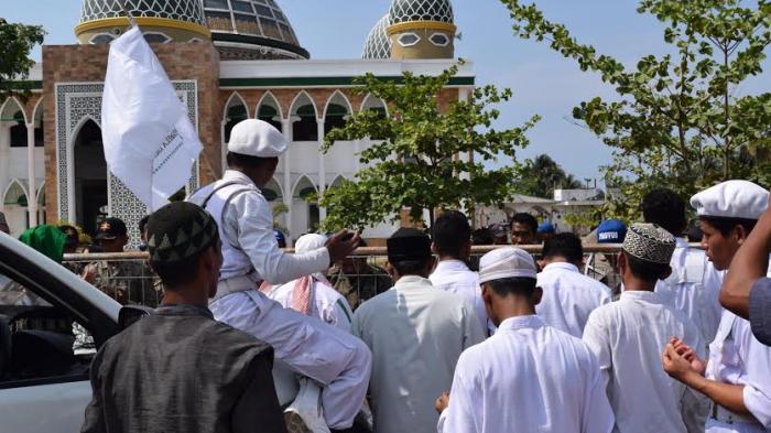 satpol-pp--wilayatul-hisbah-acehtimur-hadang-massa-fpi-di-gerbang-masjid-agung