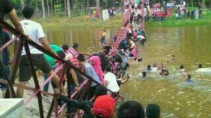 100-orang-berselfie-jembatan-gantung-putus-salah-siapa